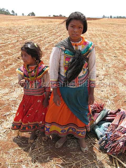 cora_ricon_05.JPG - Village of Cora Indian with examples of town, mountains, people, costume, textiles, costume and spiritual life