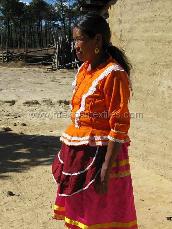 tepehuano_woman_06.JPG - Documentation of tepehuano indigenous textiles from Huajicori, Nayarit, Mexico