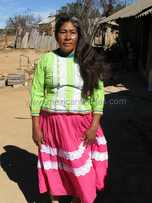 tepehuano_women_03.JPG - Documentation of tepehuano indigenous textiles from Huajicori, Nayarit, Mexico. traditional costume Mesade Los Ricos.