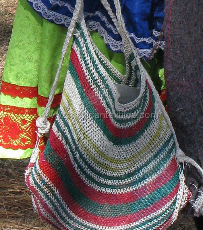 tepehuano_durango_11.jpg - Net bag carried by the tepehuanos enroute to pick beans in Acaponeta.