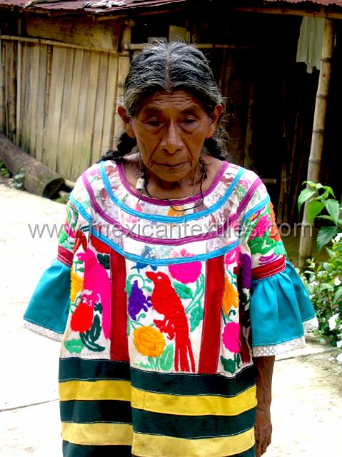 ayutla_mazateca_04.JPG - As I walk through the town , this family was very freindly and allowed me to take this photos. These were some of the first digital photos I took and this gallery is a mix of video capture and digital images.