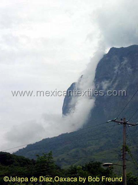 jalapa_mazateca__15.jpg - Mountains surrounding Jalapa de Diaz.