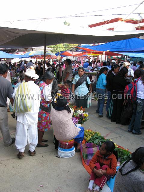 mazatlan_mazateca__16.JPG - Market in town. In the foreground a man in traditional muslin peasant clothing.
