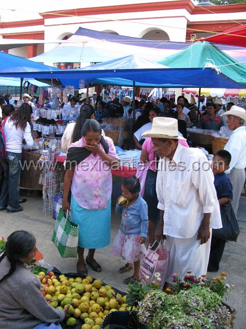 mazatlan_mazateca__17.JPG - Market in town. In the foreground a man in traditional muslin peasant clothing.