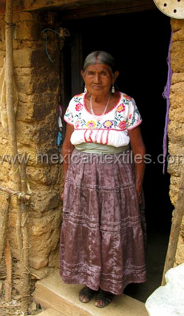 mazatlan_mazateca__30.JPG - This woman is one of last to wear traditional costum in Mazatlan de Vaill Flores, Oaxaca. When we get a closer look at the blouse I wil show an original style that is used to be the way things were done instead of lace.