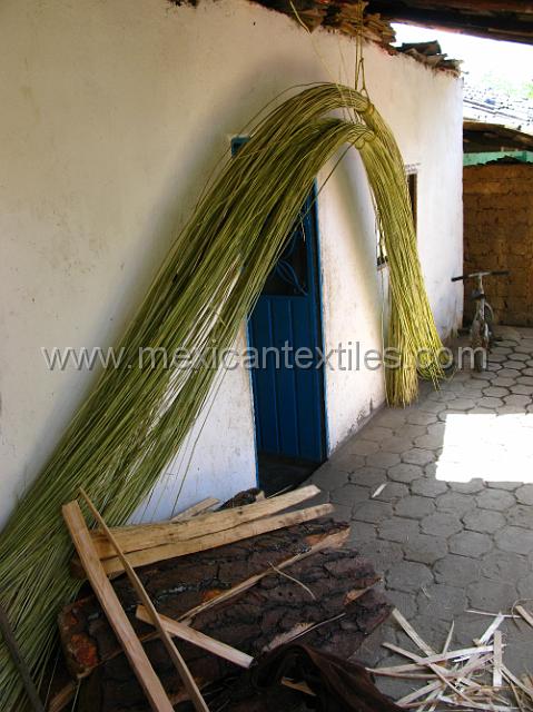 canastas_ixtolco_01.JPG - bamboo drying after being split.
