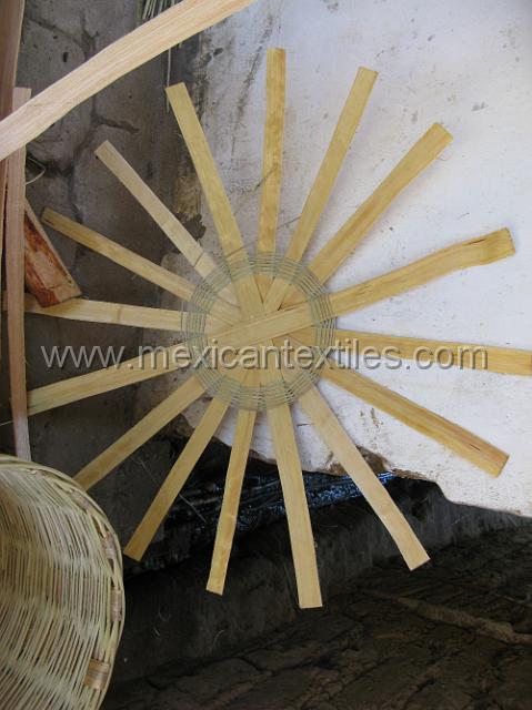 canastas_ixtolco_20.JPG - Wood is slpit and laid out in this cross pattern , the beginning of the bamboo woven in to hold it in place.
