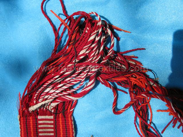 nahua_tlaquimpa_04.JPG - Threads at the end of the weave are normally braided.