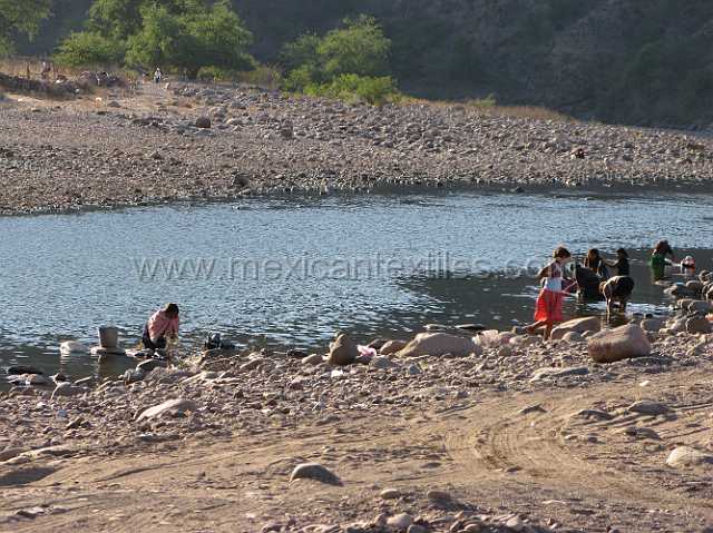 jesus_maria_nayarit_06.JPG - washing and bathing in the river.