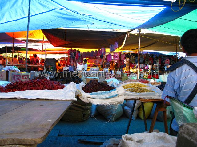 nahua_cuautempan_13.JPG - Dried chilis are almost always part of any market.