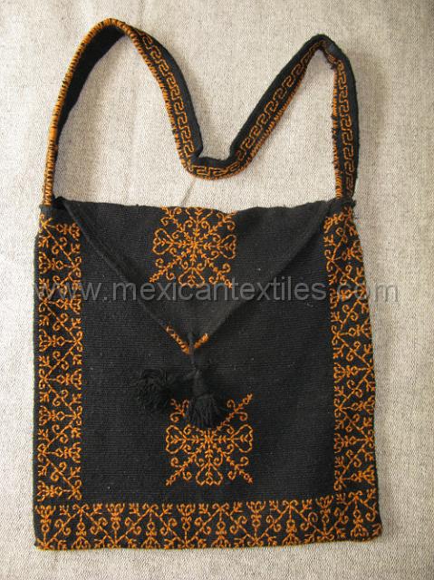 nahua_hueyapan_03.JPG - This bag is 100% cotton, bags similar to these are used in the communities , I also saw ixtle bags worn by men.